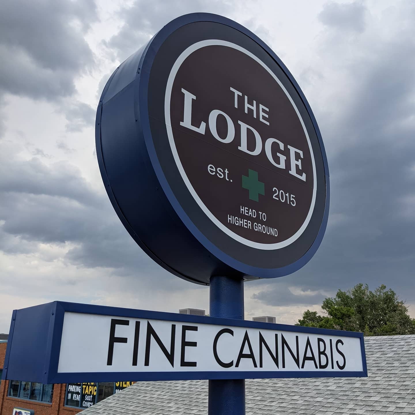 A pole sign we built and installed for @reflectionsigns.

#profabsigns #coloradosigncompany #buildingourlegacy #smallbusiness #signfabrication #signinstallation #makermatt #familybusiness #makersgonnamake