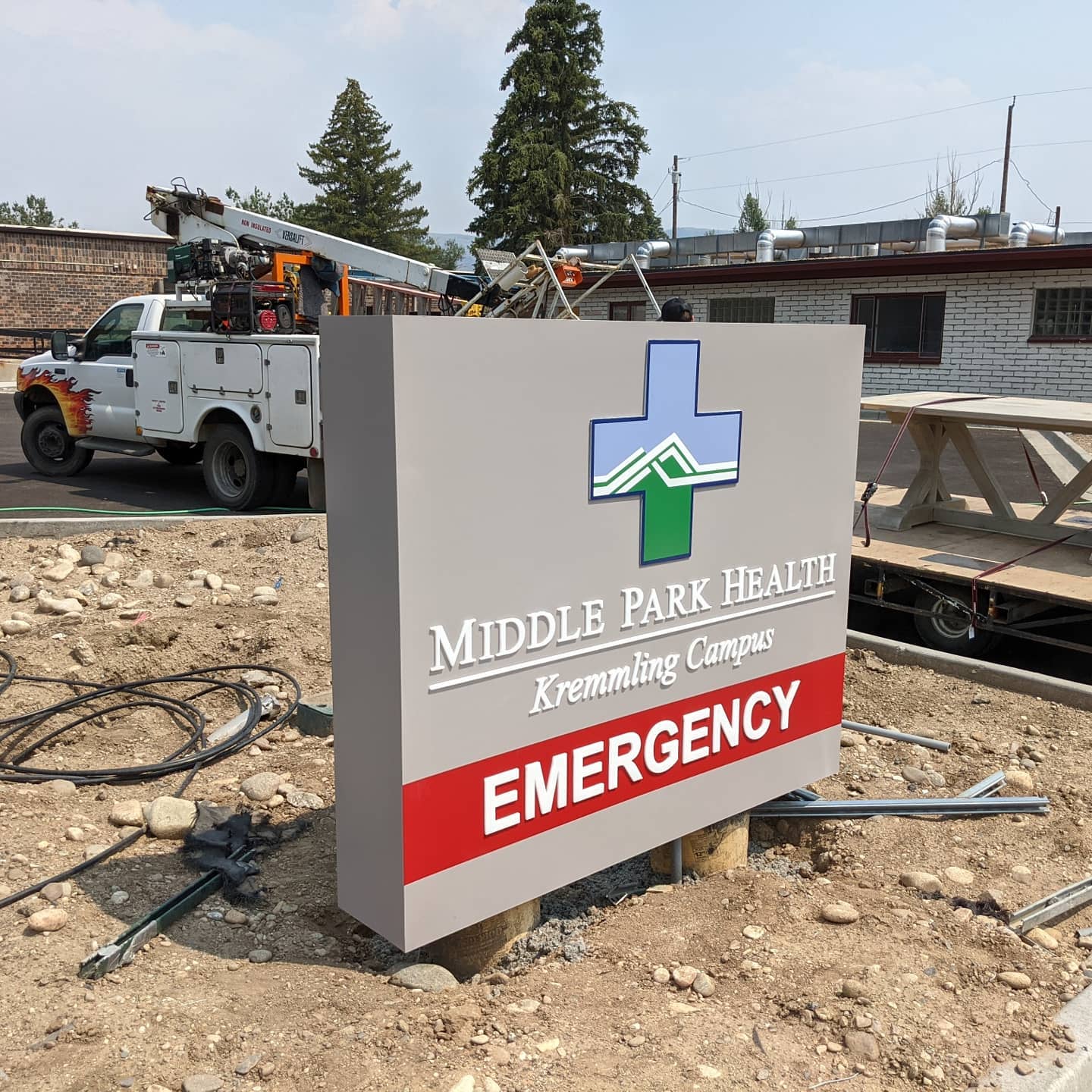 New signs for Middle Park Health in Kremmling we did for @reflectionsigns.

#profabsigns #coloradosigncompany #buildingourlegacy #smallbusiness #signfabrication #signinstallation #makermatt #familybusiness #makersgonnamake
