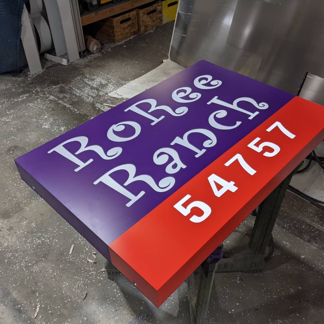 Small light3d box we built for @tntsign.

#profabsigns #coloradosigncompany #buildingourlegacy #smallbusiness #signfabrication #signinstallation #makermatt #familybusiness #makersgonnamake