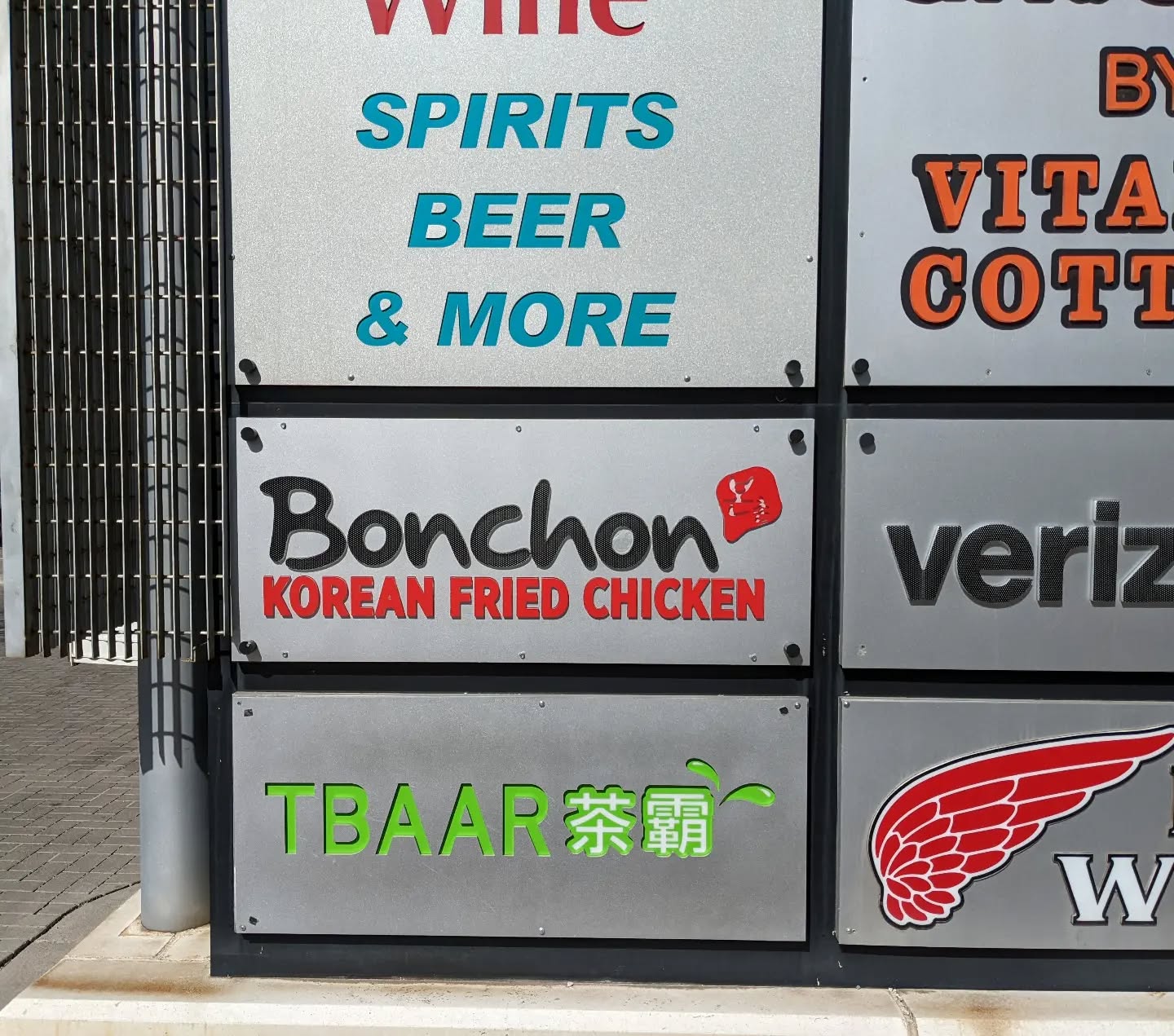We made some monument faces for a new Bonchon Korean Fried Chicken for @signdealz

#bartonsignfab #coloradosigncompany #buildingourlegacy #smallbusiness #signfabrication #signinstallation #makermatt #familybusiness #makersgonnamake