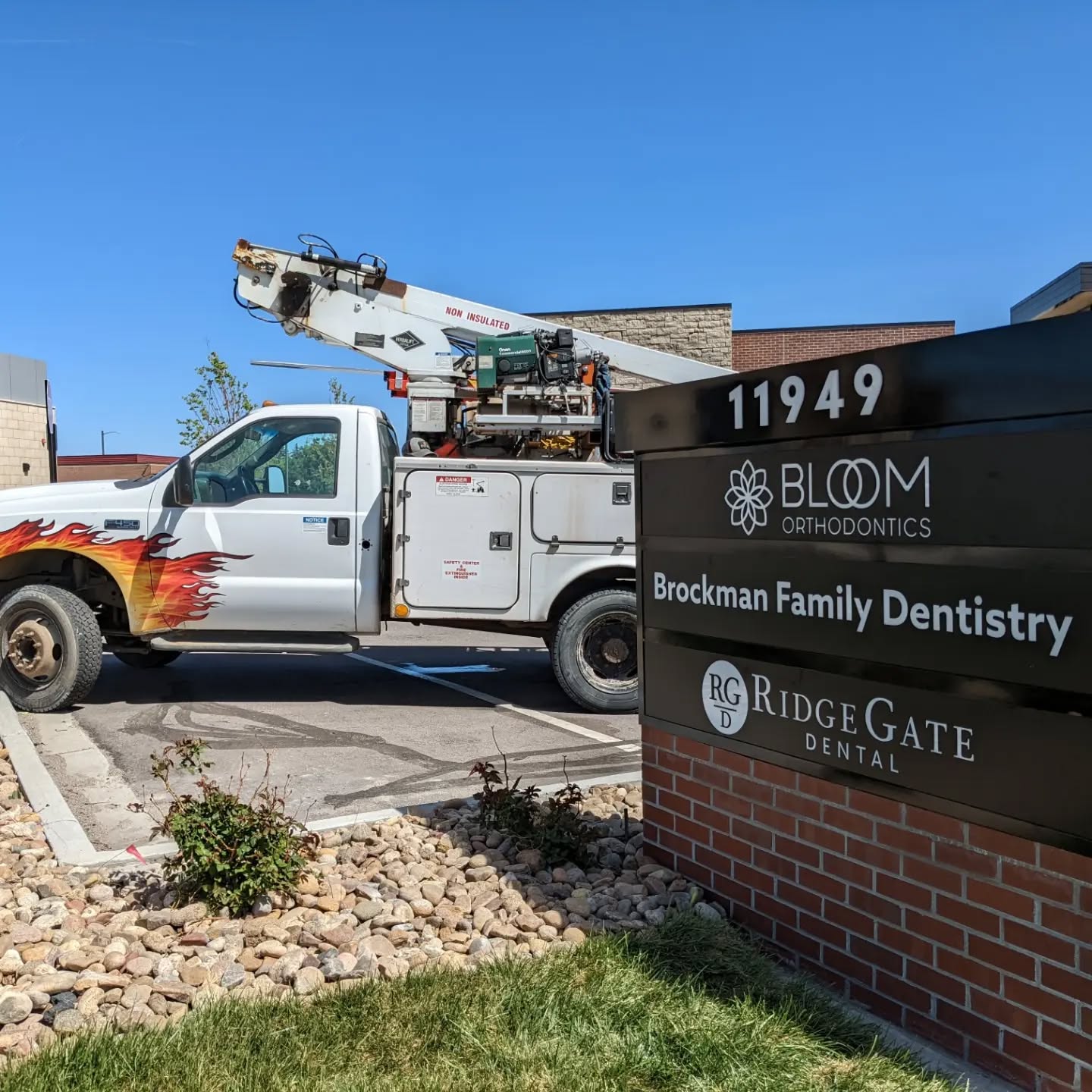 A monument sign we built for @reflectionsigns.

#bartonsignfab #coloradosigncompany #buildingourlegacy #smallbusiness #signfabrication #signinstallation #makermatt #familybusiness #makersgonnamake
