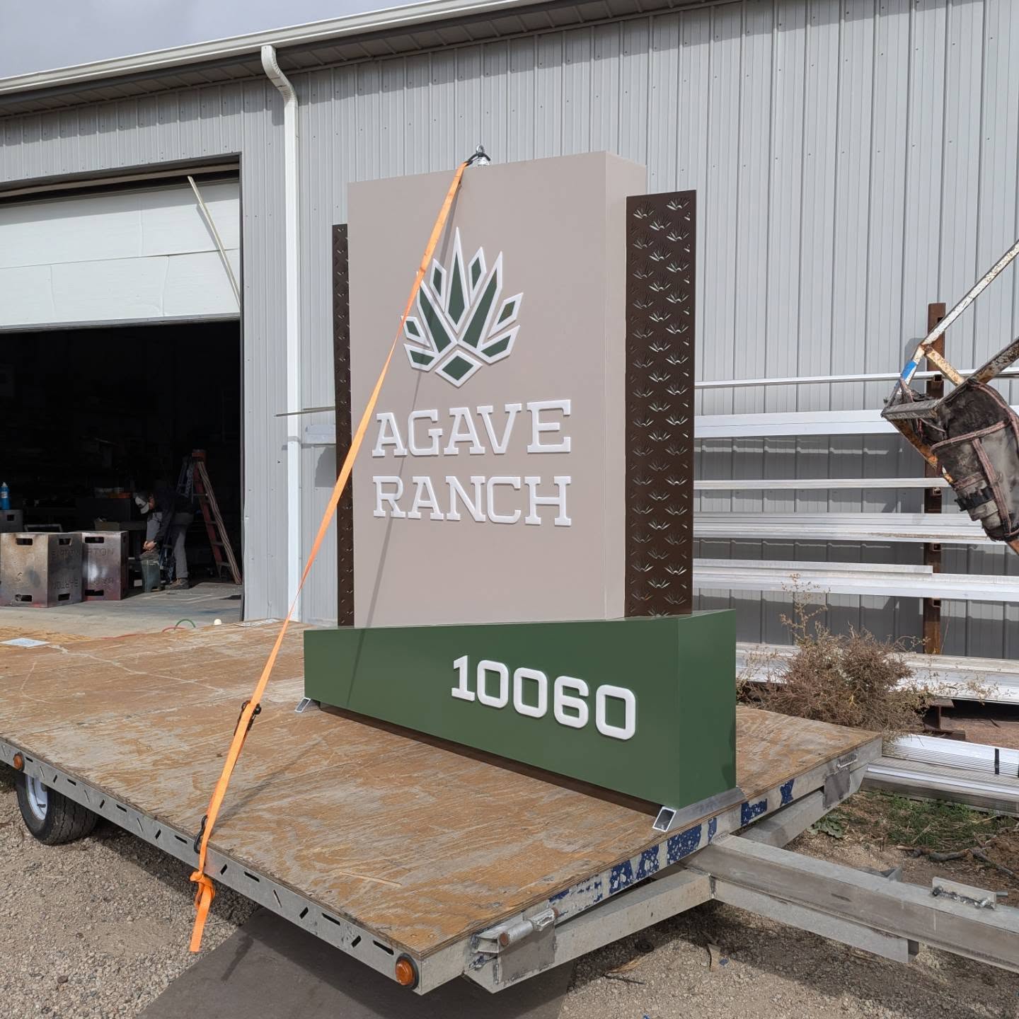 Lighted monument sign we did for @fastsignsdtc.

#bartonsignfab #coloradosigncompany #buildingourlegacy #smallbusiness #signfabrication #signinstallation #makermatt #familybusiness #ledsign #matthewspaint #makersgonnamake #laserwelder