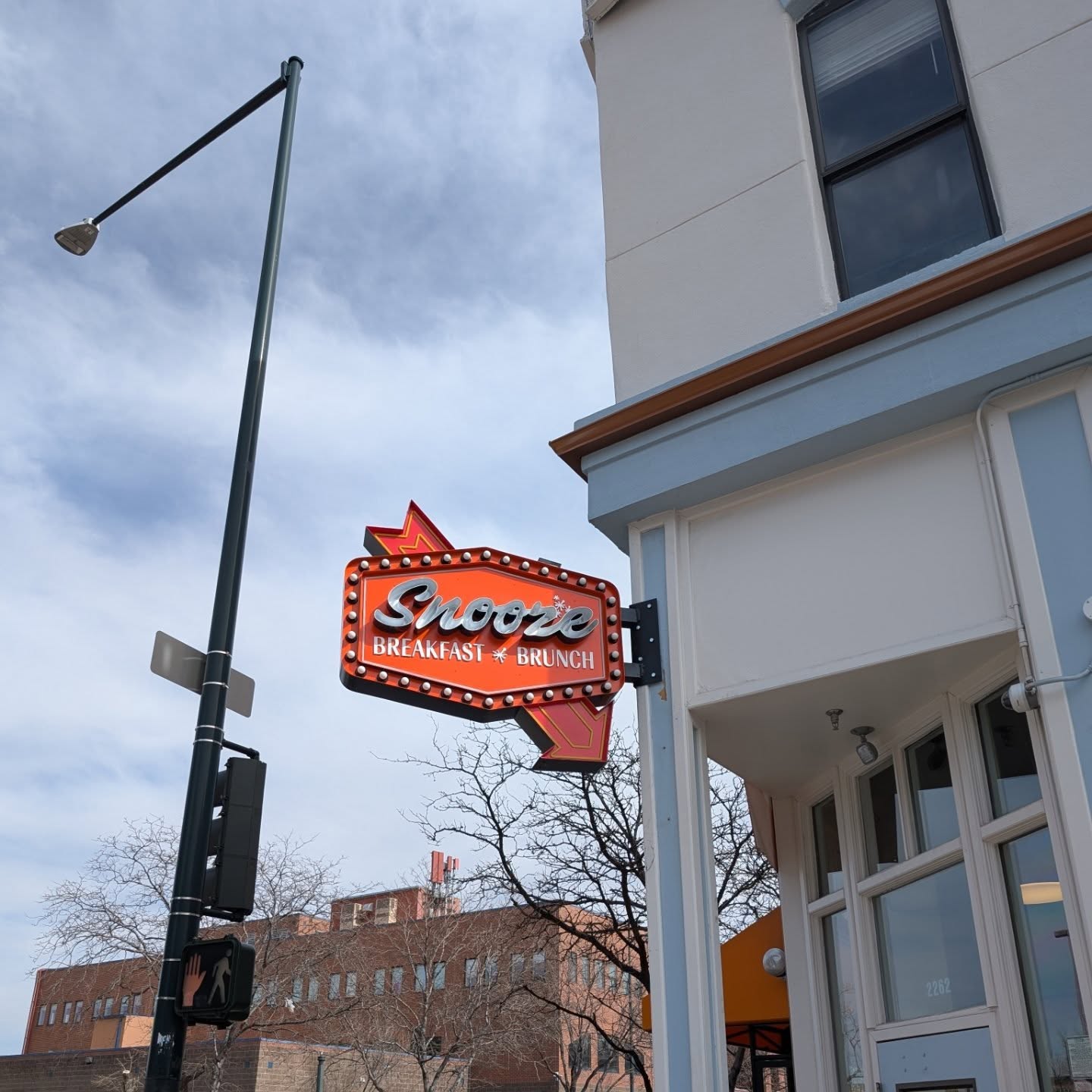 New sign for Snooze in Denver. Push-thru acrylic used to mimic neon.

#bartonsignfab #coloradosigncompany #buildingourlegacy #smallbusiness #signfabrication #signinstallation #makermatt #familybusiness #ledsign #matthewspaint #makersgonnamake #laserwelder #fanuci
