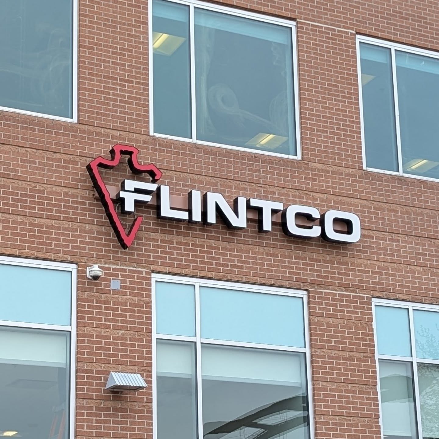 New sign for Flintco made for @fastsignsdtc

#bartonsignfab #coloradosigncompany #buildingourlegacy #smallbusiness #signfabrication #signinstallation #makermatt #familybusiness #ledsign #matthewspaint #makersgonnamake #laserwelder