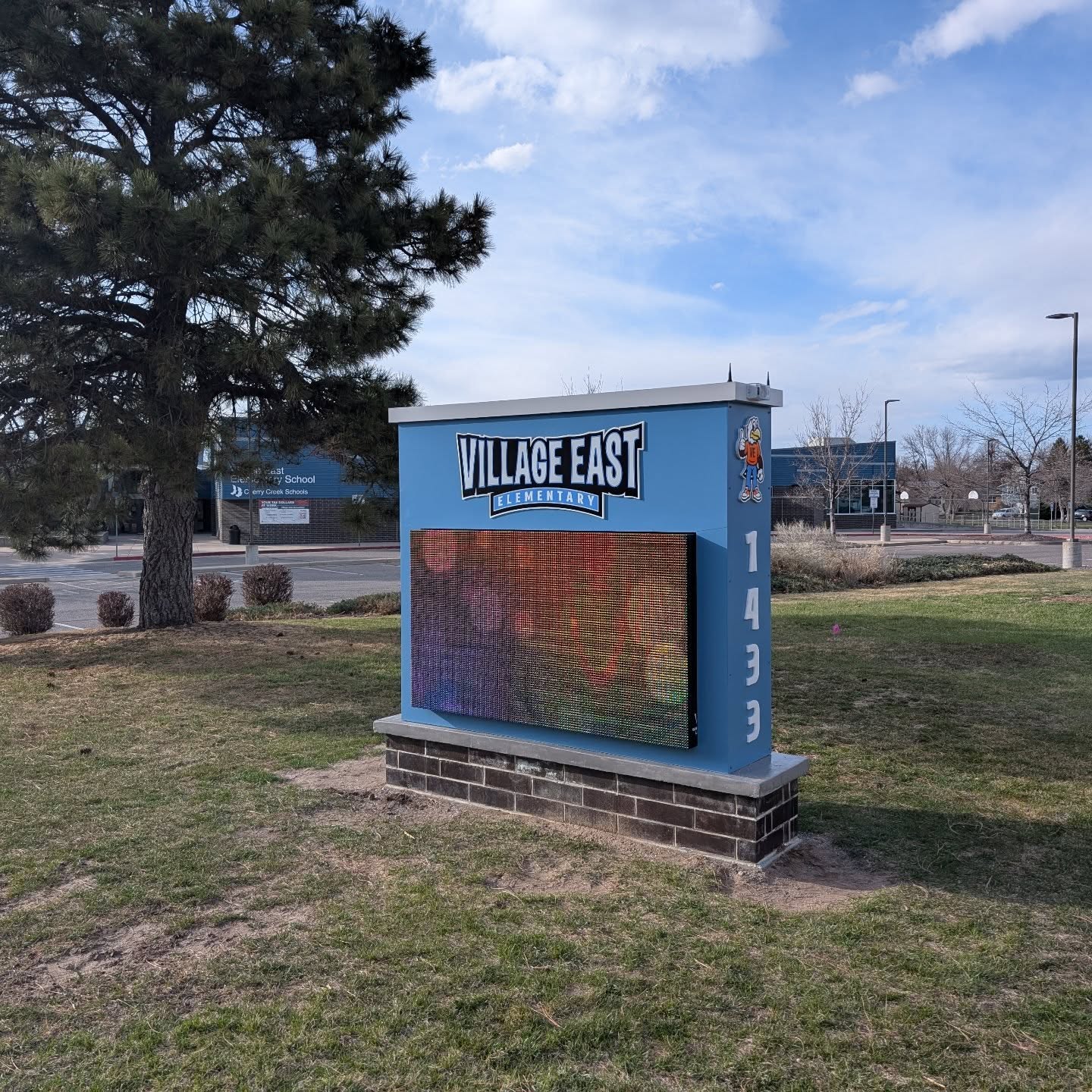 Local school sign we did for @fastsignsdtc with a vantageled message board

#bartonsignfab #coloradosigncompany #buildingourlegacy #smallbusiness #signfabrication #signinstallation #makermatt #familybusiness #ledsign #matthewspaint #makersgonnamake #laserwelder